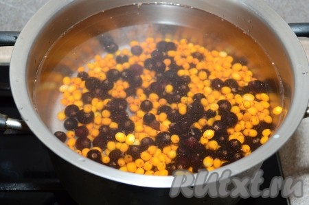 Залить ягоды с сахаром холодной водой и поставить на огонь.