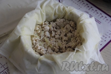 Выложить половину обжаренного фарша, посолить (присаливая фарш, ориентируйтесь на степень солёности сыра, которого в этом пироге достаточно много).