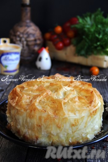 Очень вкусный, аппетитный пирог немного остудить и достать из формы.