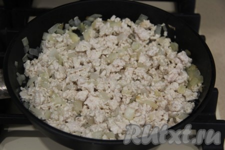 К обжаренному луку выложить фарш, перемешать и обжаривать до готовности мяса (примерно, 15 минут), постоянно разбивая мясные комочки. Затем снять с огня и немного остудить.