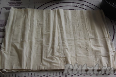 Тесто фило выложить на силиконовый коврик. Взять форму для выпечки (я взяла форму диаметром 20 см). Каждый лист перед выкладыванием в форму смазывать растительным маслом. Тесто фило очень тонкое и, чтобы оно стало слоистым и хрустящим, его нужно смазывать маслом (я смазываю руками).
