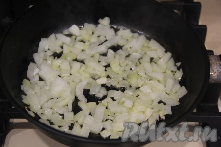 Тесто фило разморозить при комнатной температуре, не вынимая из пакета. Кусочки мяса (я брала куриное филе) пропустить через мясорубку. Луковицу очистить. Укроп и помидор вымыть. В сковороду влить немного масла, разогреть и выложить мелко нарезанный лук, обжарить его, помешивая, на среднем огне до золотистого цвета (на это потребуется 3-5 минут).