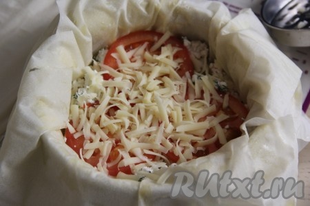 Сверху присыпать 25 граммами натёртого сыра.