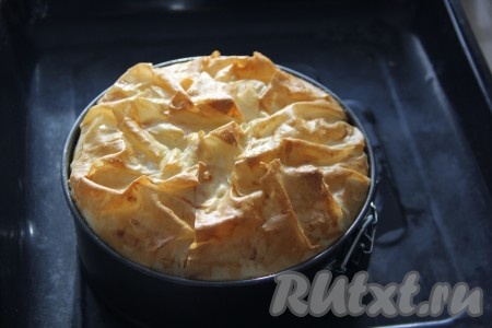 Поставить форму с буреком в разогретую духовку и выпекать при температуре 180 градусах без верхнего нагрева, примерно, 40 минут. Вот такой золотистый пирог получается.