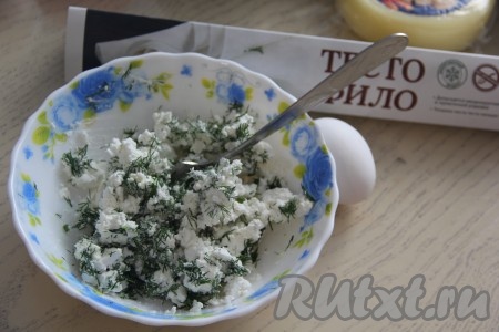 70 грамм сыра натереть на тёрке (если готовите, как и я, с мягким сыром, то просто разомните его), выложить в миску, добавить мелко нарезанный укроп, перемешать.