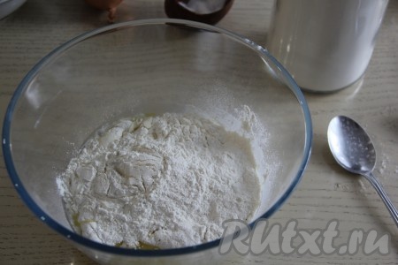 Всыпать в миску 400 грамм муки и соль.