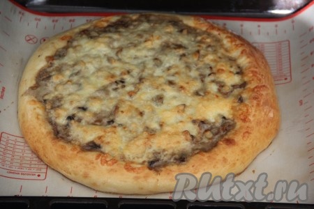 Выпекать пиццу "Жульен" с грибами минут 20 (до золотистости дрожжевого теста) в духовке, разогретой до 200 градусов.