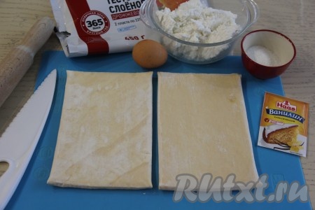 Тесто предварительно разморозить при комнатной температуре (у меня было 2 пласта). 