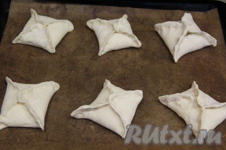 Выложить конвертики с творогом на противень, застеленный пергаментом (или тефлоновым ковриком). 