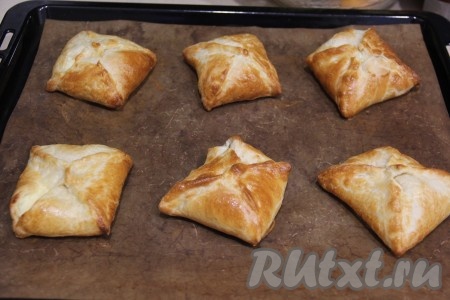 Выпекать слоёные конвертики с творожной начинкой до румяности (минут 15) при температуре 200 градусов. 