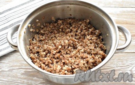 Гречневую крупу перебираем, удаляя порченые зёрнышки, хорошо промываем. В кастрюле доводим до кипения 400 мл воды, выкладываем подготовленную гречневую крупу, доводим до кипения, а затем отвариваем на небольшом огне в течение 15-20 минут (до готовности и выпаривания жидкости). Гречневую кашу остужаем. Для данного рецепта также можно взять уже готовую гречневую кашу, сваренную накануне для ужина.