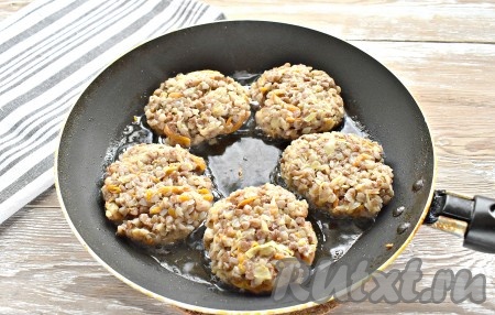 На сковороду вливаем ещё 2-3 столовых ложки растительного масла, разогреваем его. Смачиваем ладони холодной водой и лепим круглые (или овальные) заготовки котлет (всего у меня получилось 10 котлет из гречки с сыром). Перекладываем их на сковороду в разогретое масло.