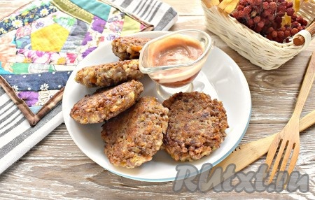 Аппетитные, вкусные, сытные гречневые котлеты, приготовленные с добавлением сыра, подаём к столу с соусом. Это простое блюдо прекрасно разнообразит повседневное блюдо, попробуйте!