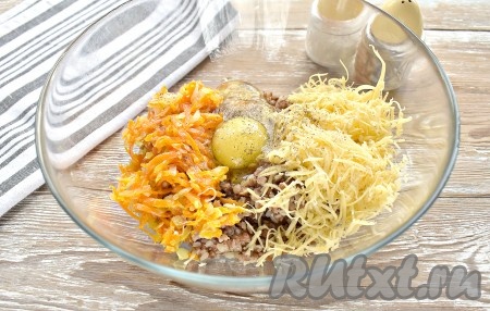 В эту же миску разбиваем яйцо, солим и перчим получившуюся массу.