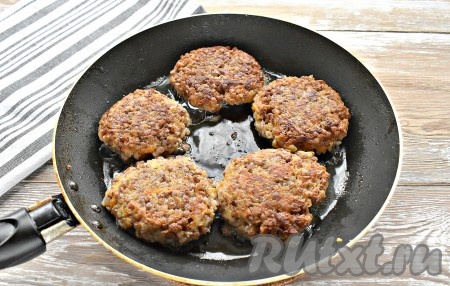 Обжариваем котлеты до румяной корочки (минуты по 3 с каждой стороны) на среднем огне.