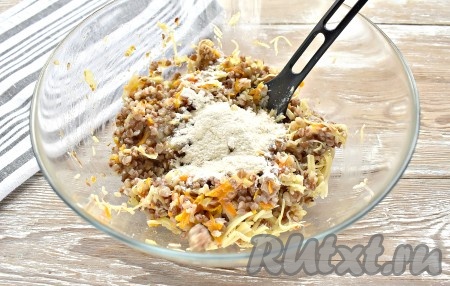 Начинаем перемешивать, добавляя понемногу муку.