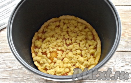 Закрываем мультиварку крышкой. Включаем программу «Выпечка» (у меня мультиварка Redmond, время устанавливается автоматически - 1 час). Выпекаем пирог до окончания программы.