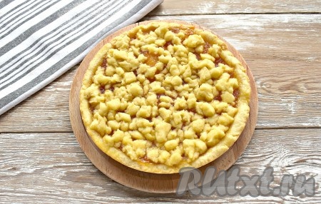 Аккуратно достаём песочный пирог с вареньем из мультиварки, остужаем.