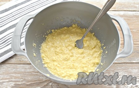 Обычной вилкой перемешиваем ингредиенты в миске в течение 1-2 минут.

