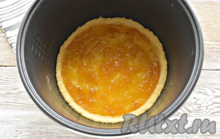 На тесто равномерно выкладываем густое варенье.