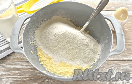 В получившуюся массу просеиваем всю муку, добавляем щепотку соли.