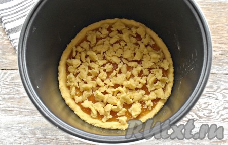 От оставшейся части теста отщипываем маленькие кусочки, которыми закрываем начинку.

