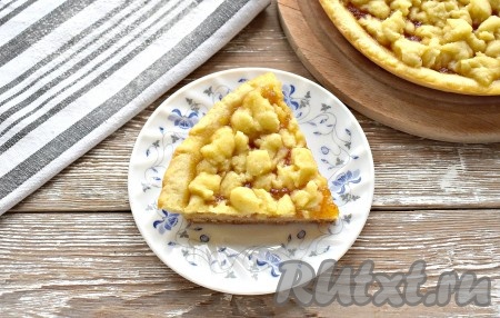 Разрезаем вкусный, нежный пирог на порции и угощаемся.