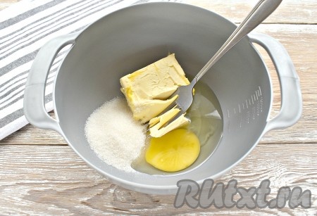 Сливочное масло заранее достать из холодильника, чтобы оно согрелось до комнатной температуры и размягчилось. Выкладываем размягчившееся сливочное масло в миску, вбиваем к нему яйцо, всыпаем сахар.