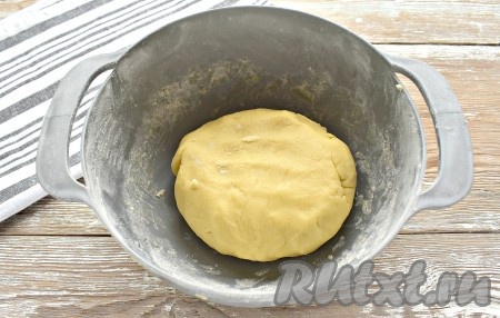 Сначала перемешиваем тесто вилкой, а затем, когда соберётся в комок, замешиваем его на столе. Тесто получается мягким, не прилипает к ладоням. У меня песочное тесто получилось массой около 450 грамм. Тесто нужно разделить на 2 части. Я поделила его на 2 куска: один массой 300 грамм (для основы) и второй массой 150 грамм (для верха).