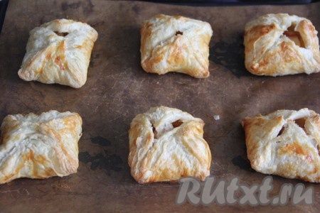 Выпекать конвертики с яблочной начинкой при температуре 200 градусов минут 15-20 (до золотистости).