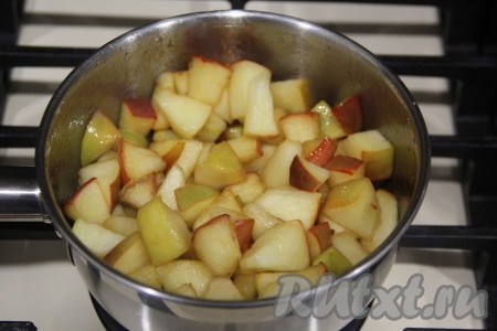 Поставить сотейник с яблочной начинкой на средний огонь и довести до кипения. Слегка перемешивая кусочки яблок, томить 5 минут на среднем огне, а затем снять с огня и немного остудить.