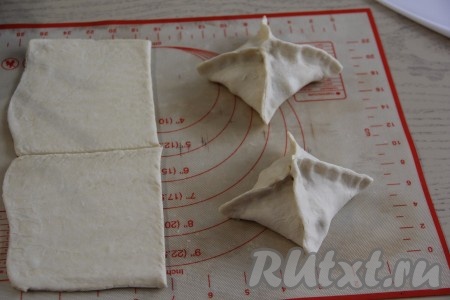 Подняв углы квадрата, сформировать конвертик, как на фото, тщательно скрепляя края. Аналогично сформировать все слоёные конвертики.