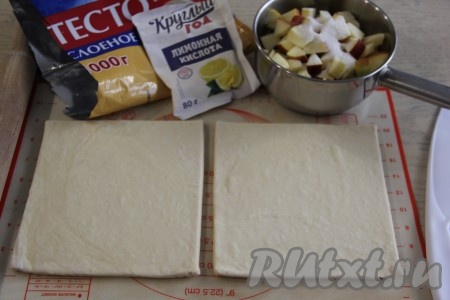 Подготовить продукты для приготовления конвертиков. Предварительно разморозить слоёное бездрожжевое тесто при комнатной температуре (у меня тесто было в двух пластах). Яблоки вымыть и нарезать, удаляя сердцевину с косточками, на средние кубики (я яблоки не очищала от кожуры). В сотейнике (или небольшой кастрюльке) соединить нарезанные яблоки, сливочное масло, сахар и лимонную кислоту, перемешать будущую яблочную начинку.
