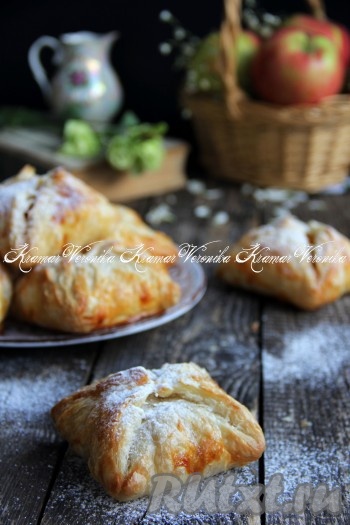 Затем достать из духовки, дать слоечкам немого остыть, присыпать их, по желанию, сахарной пудрой и можно подавать выпечку к столу. Конвертики с яблоками, приготовленные из слоёного бездрожжевого теста, получаются воздушными и очень вкусными!