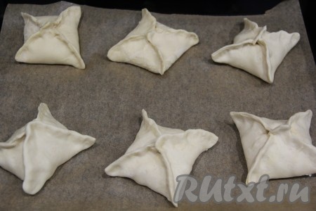 Выложить 8 сформированных конвертиков с яблоками на противень, застеленный пергаментом.