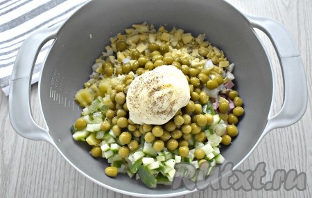 Заправляем салат майонезом, солим и перчим по вкусу. Много майонеза не кладите, салат должен хорошо держать форму.