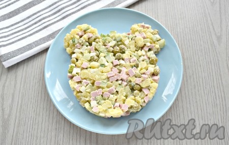 На плоской тарелке выкладываем салат в форме мордочки тигра. Из предложенного количества ингредиентов можно сделать или один большой, или два средних по размеру салата (у меня - второй вариант).