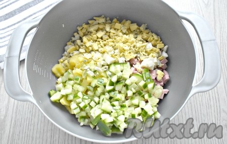 Свежий (или маринованный) огурчик тоже нарезаем на мелкие кубики, выкладываем к картошке с колбасой. Желательно, чтобы в салате "Оливье" ингредиенты нарезались на кубики, примерно, одинакового размера. Одно яйцо и желток от второго яйца нарезаем на мелкие кубики и добавляем в миску. Оставшийся белок убираем в сторону, он пойдёт на оформление мордочки тигра.