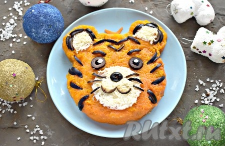 Блюдо готово, можно подавать к столу. Салат "Оливье", оформленный в виде тигра, поднимет вам и вашим гостям настроение в новогоднюю ночь! Счастливого Нового года!