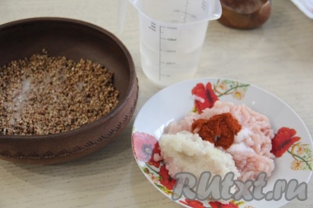 Лук и чеснок тоже перекрутить через мясорубку, добавить к мясному фаршу, сюда же всыпать соль и специи (я использовала копчёную паприку). Гречку промыть и выложить в жаропрочную форму, добавить соль по вкусу.