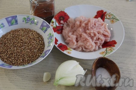 Подготовить продукты для приготовления гречки с фрикадельками в духовке. Куриное филе (или любое другое куриное мясо без костей) пропустить через мясорубку. Вместо курицы можно взять свинину или индюшатину. Лук и чеснок почистить.