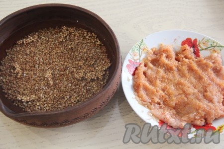 Тщательно вымесить фарш. В форму с гречкой влить воду комнатной температуры.