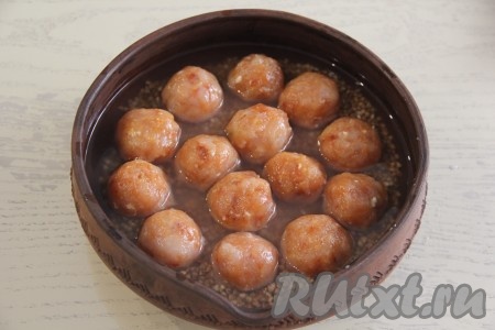 Сформировать из фарша небольшие круглые шарики - фрикадельки и выложить поверх гречки.