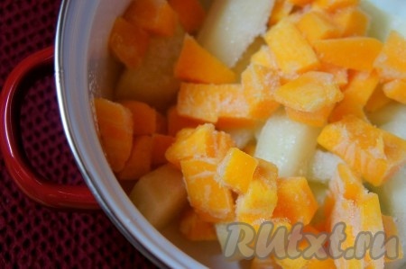 Тыкву и кабачки, нарезанные на кубики, поместить в кастрюлю.