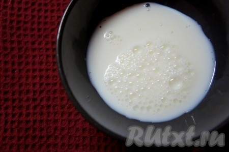 Добавить в суп соль, сахарный песок и молоко. Перемешать. Варить суп ещё 2-3 минуты.