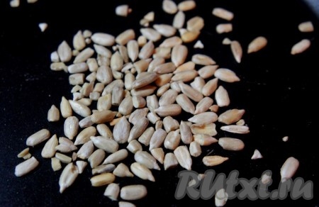 Очищенные семена подсолнечника подсушить на сковороде.