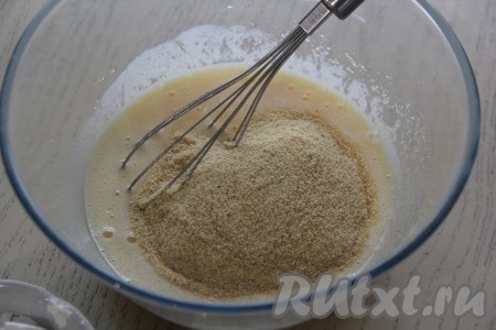 Всыпать панировочные сухари и перемешать.