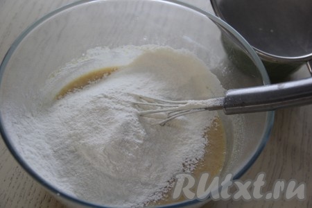 Всыпать в получившуюся смесь просеянную муку и разрыхлитель.