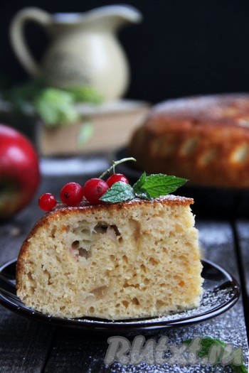 Пышный, вкусный, пористый пирог с яблоками, приготовленный на кефире в мультиварке, нарезать на кусочки и подать к домашнему чаепитию.