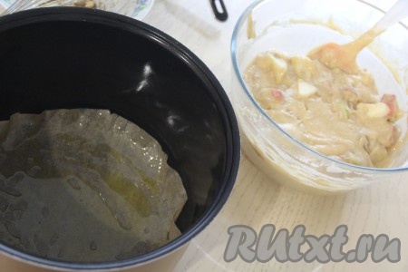 Дно чаши мультиварки выстелить пергаментом, затем смазать сверху пергамент растительным маслом.